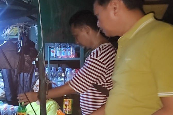 Polisi merazia sejumlah warung yang menjual miras di wilayah Tanah Sareal, Kota Bogor.