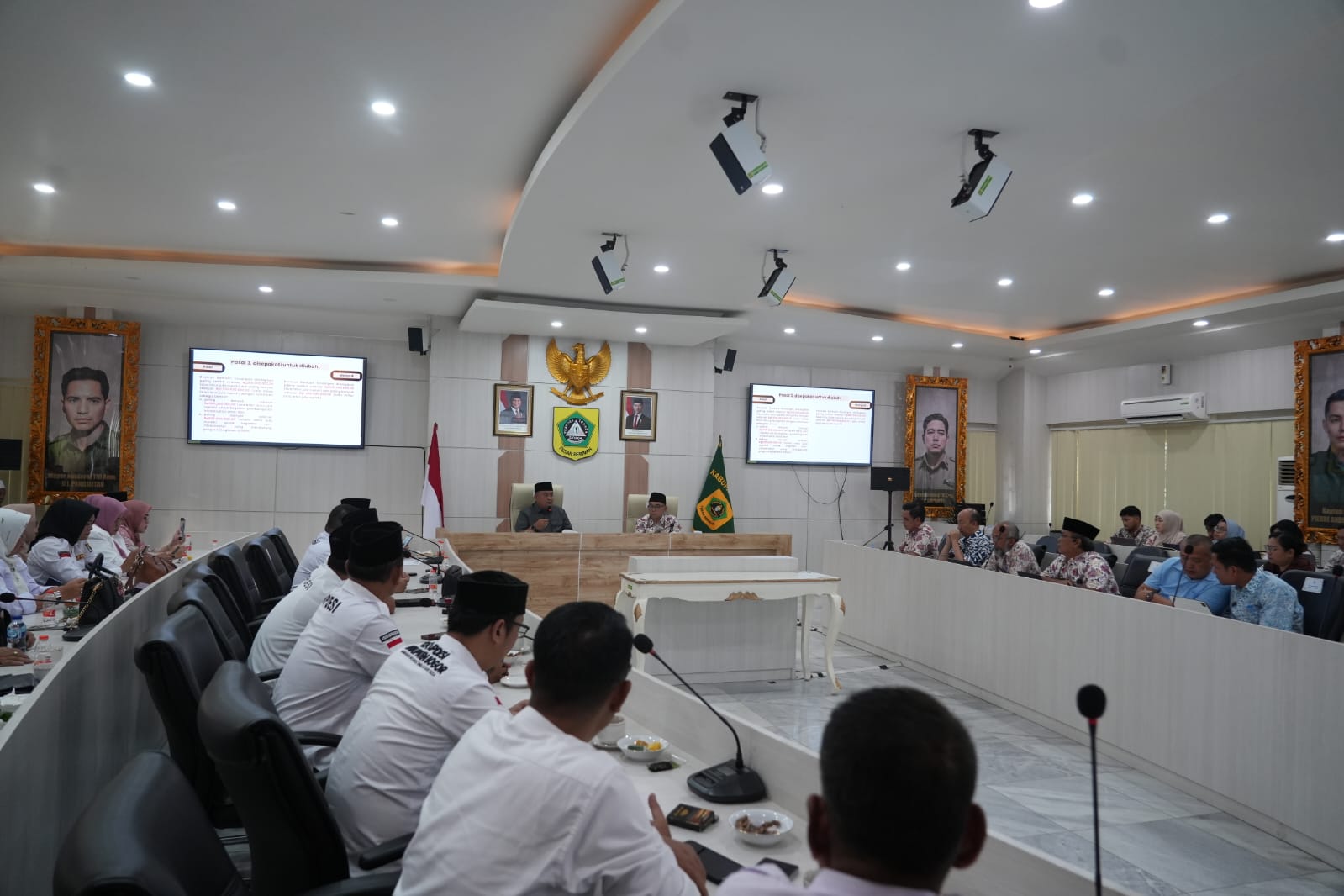 Bupati Bogor, Rudy Susmanto didampingi Sekretariat Daerah, Ajat Rochmat Jatnika saat memimpin rapat bersama Apdesi di Ruang Rapat Bupati Bogor.