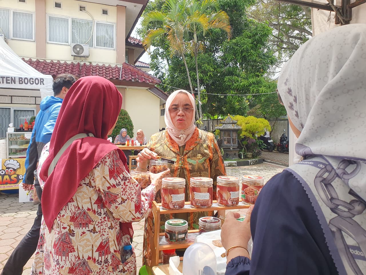 Bazaar UMKM yang digelar Diskanak Kabupaten Bogor di halaman kantor Diskanak, Jumat 3 Oktober 2025.