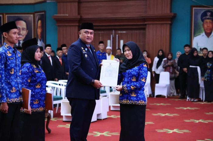 Bupati Bogor Rudy Susmanto saat menyerahkan SK PPPK penuh waktu tahap 2 lingkung Pemkab Bogor.