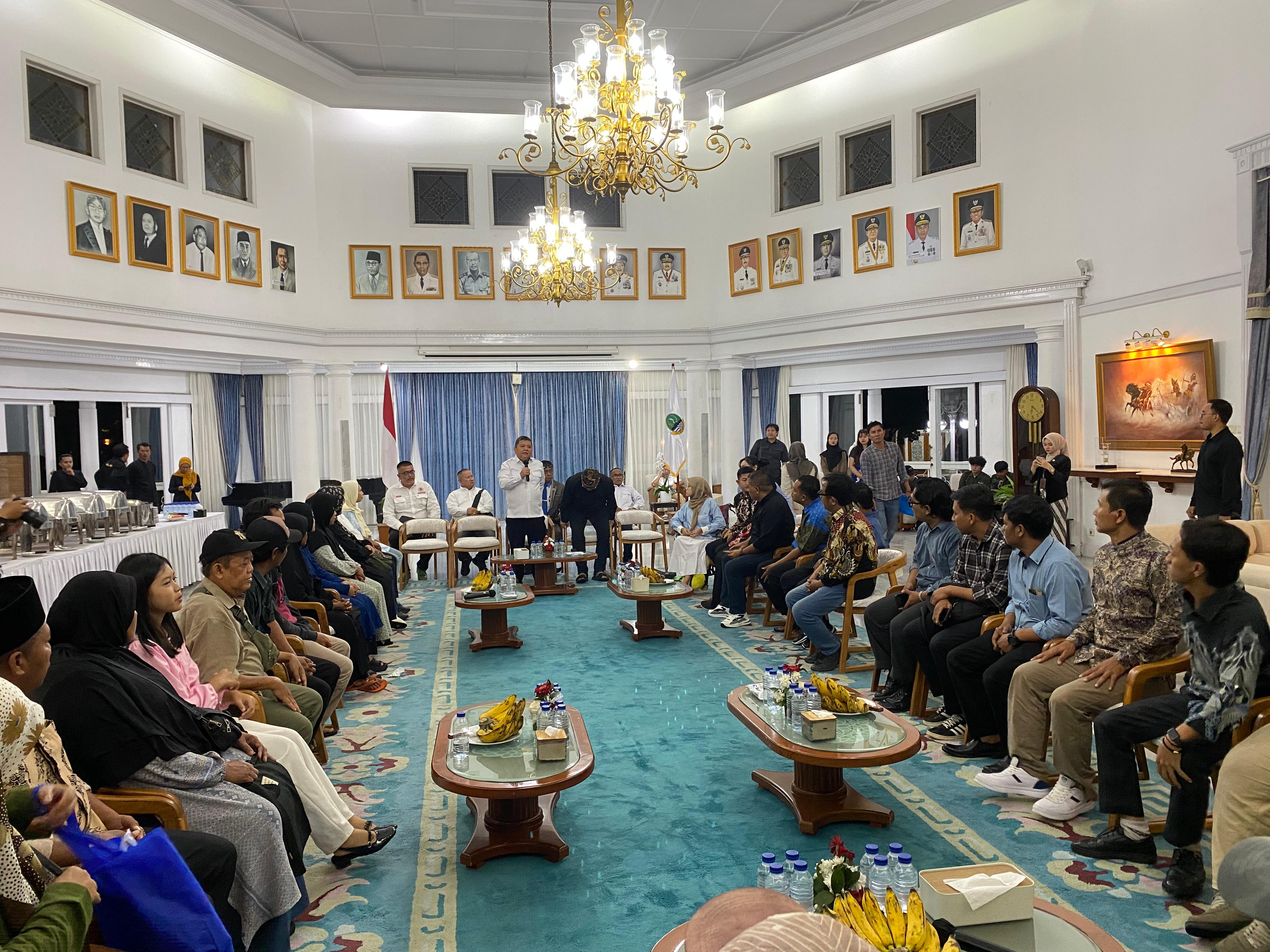HMR bersama keluarga korban kecelakaan akibat aktivitas truk tambang diundang Gubernur Jawa Barat, Dedi Mulyadi.