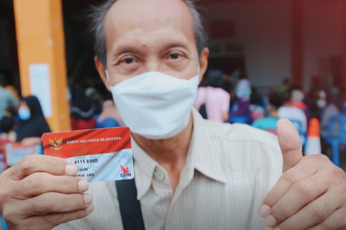 BANTUAN LANGSUNG TUNAI: Penerima Bansos memperlihatkan KKS.