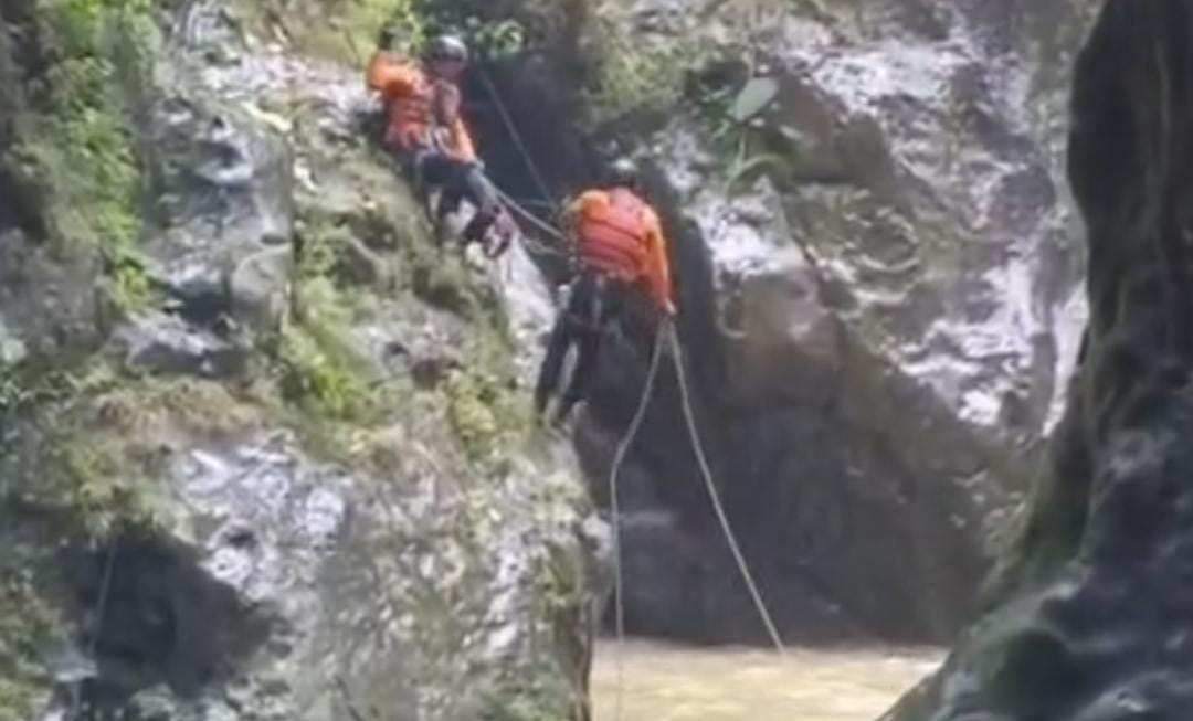 Tim SAR saat berusaha melakukan pencarian pemuda hanyut di Sungai Cikaniki, Kecamatan Nanggung, Kabupaten Bogor.