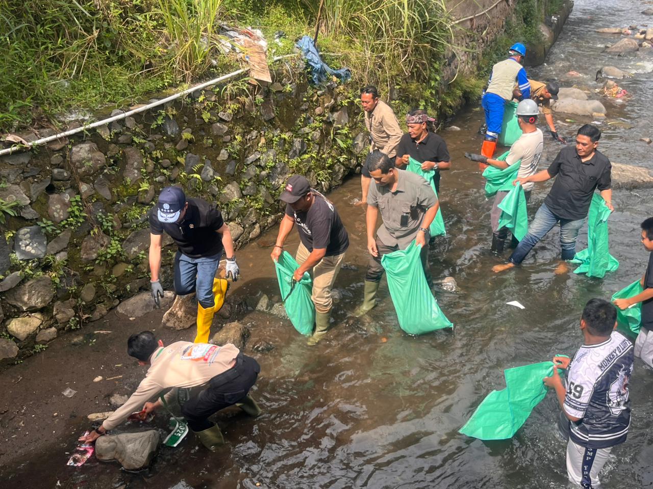 Kementerian Lingkungan Hidup (KLH) bersama masyarakat Puncak gotong royong membersihkan aliran Sungai Ciliwung, Kecamatan Cisarua, Kabupaten Bogor.