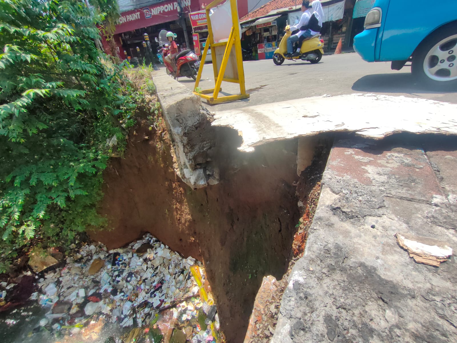 Kondisi terkini tebing turap longsor di Jalan Pitara-Citayam dekat jembatan serong&nbsp;Kota&nbsp;Depok.