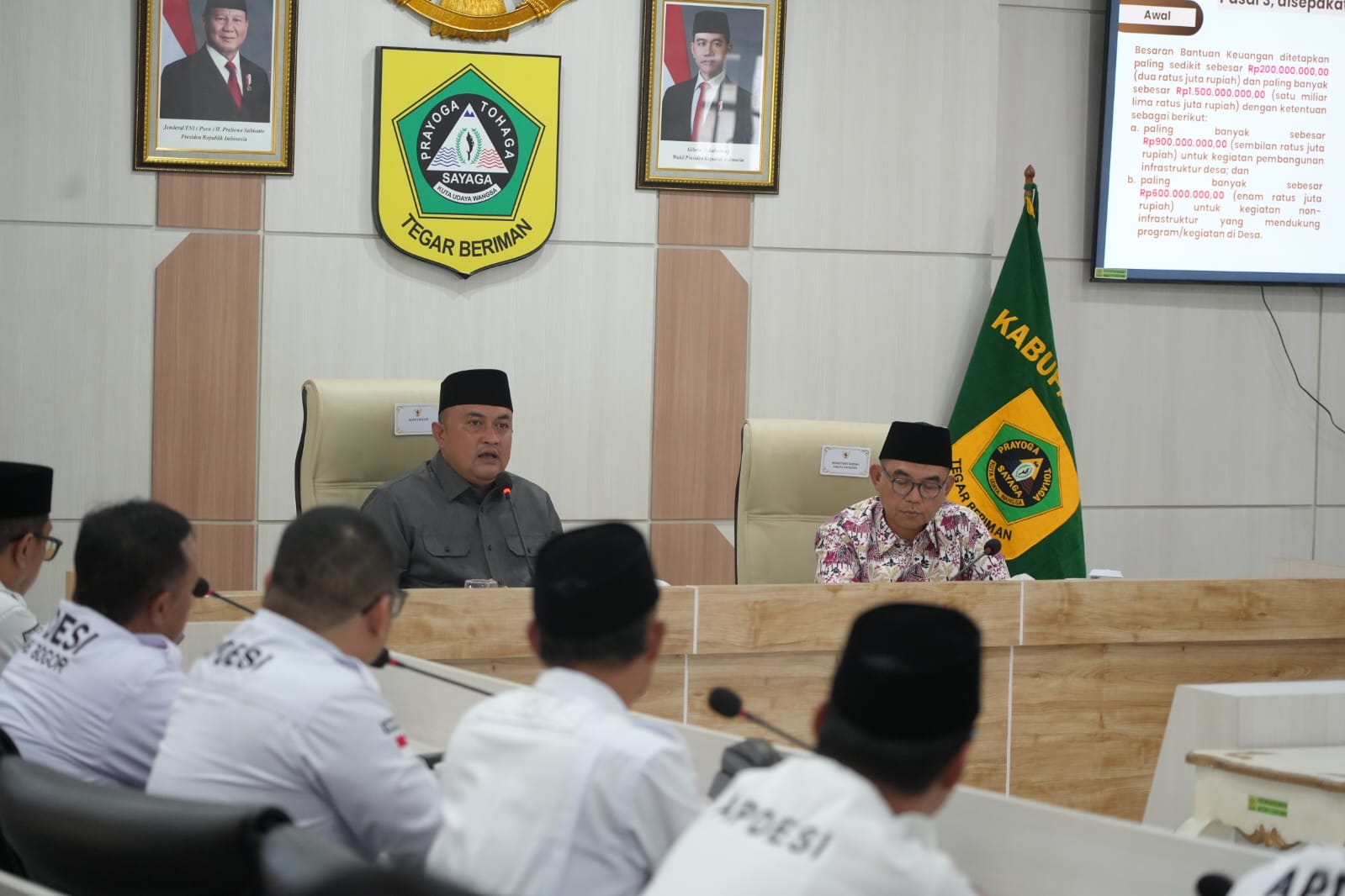 Bupati Bogor, Rudy Susmanto didampingi Sekretariat Daerah, Ajat Rochmat Jatnika saat memimpin rapat bersama Apdesi di Ruang Rapat Bupati Bogor.