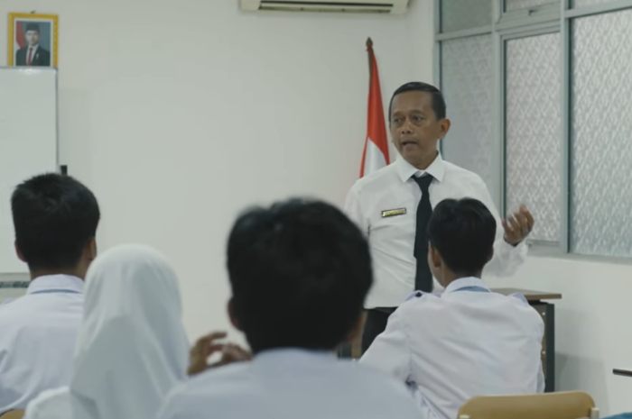 Ilustrasi guru yang sedang mengajar di sekolah.&nbsp;