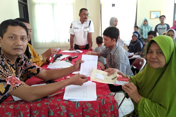 Ilustrasi: Penyaluran bantuan sosial (bansos).