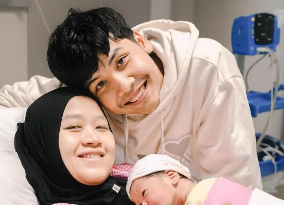 Potret Bintang Emon dan Alca Octaviani saat kelahiran anak pertama mereka