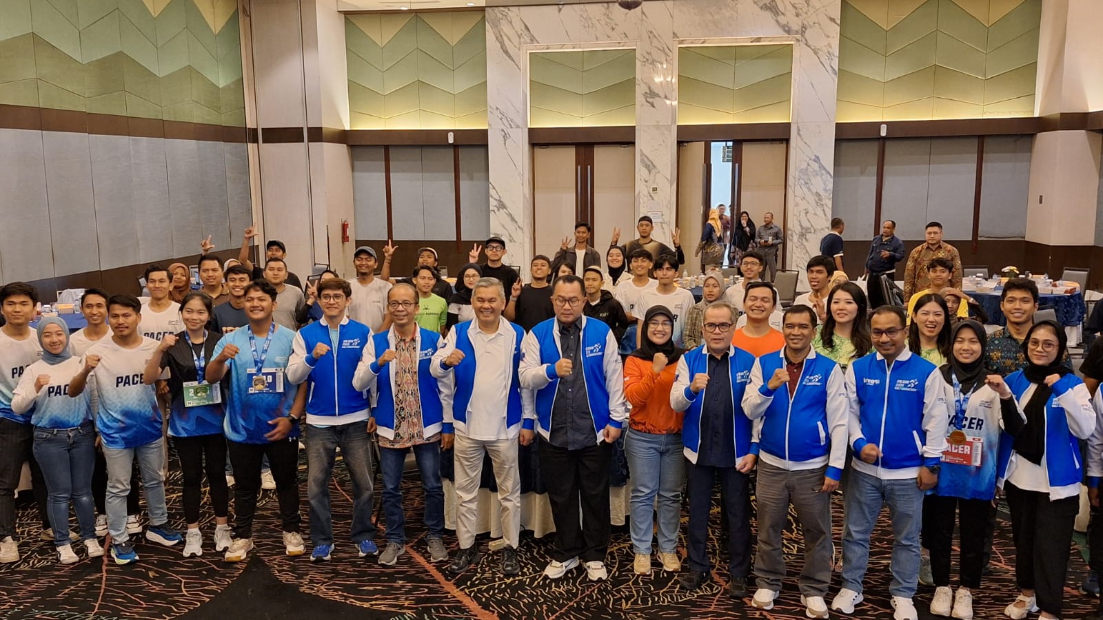 Ketua HA IPB Walneg S Jas (kelima dari kiri) bersama Rektor IPB Arif Satria saat foto bersama usai konferensi pers IPB Run Half Marathon 2025 di IICC Bogor, Sabtu 4 Oktober 2025.