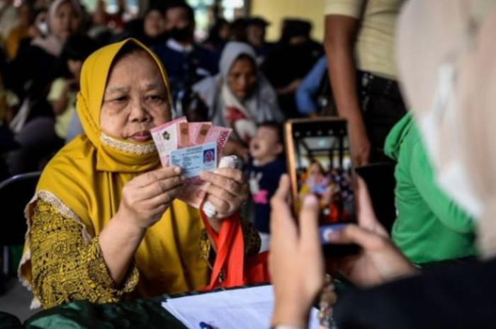 Ilustrasi: Penerima bantuan sosial (bansos).