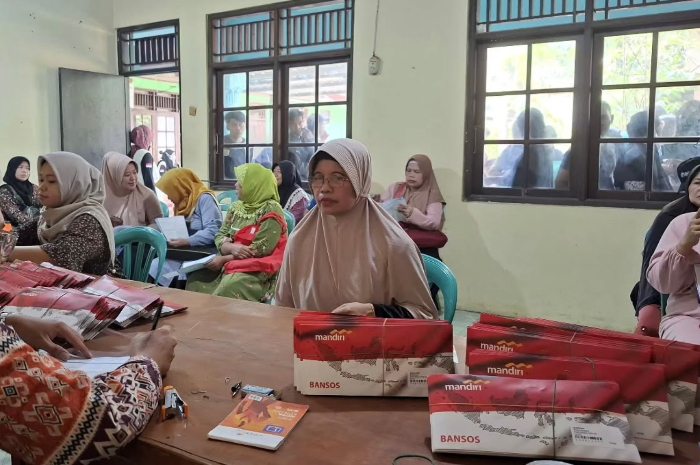 Ilustrasi: Penyaluran bantuan sosial (bansos) kepada KPM.