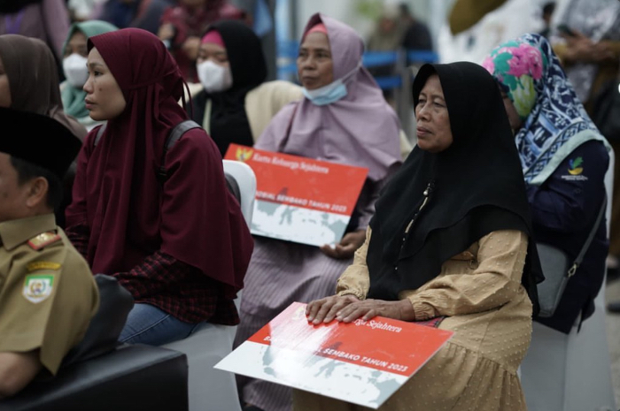 Ilustrasi: Penyaluran bantuan sosial (bansos) kepada KPM.