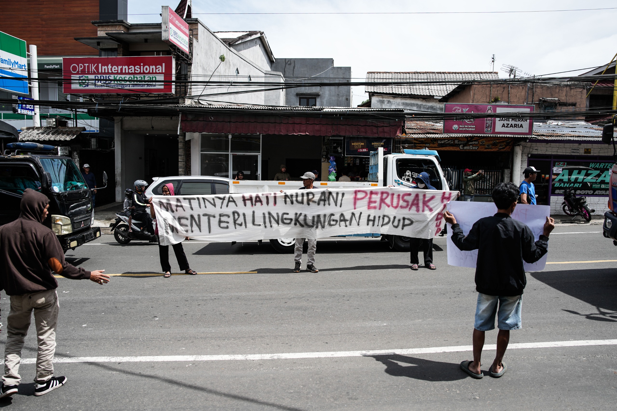 Aksi protes sejumlah warga di Simpang Pasir Angin, Megamendung kawasan Puncak Bogor pada Jumat 3 Oktober 2024.