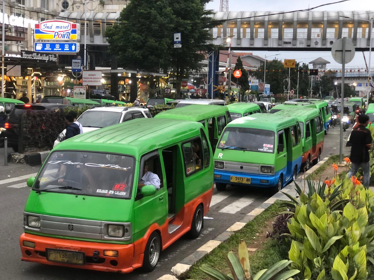 Angkot yang tengah melintas di Jalan Kapten Muslihat, Kota Bogor, Jawa Barat.