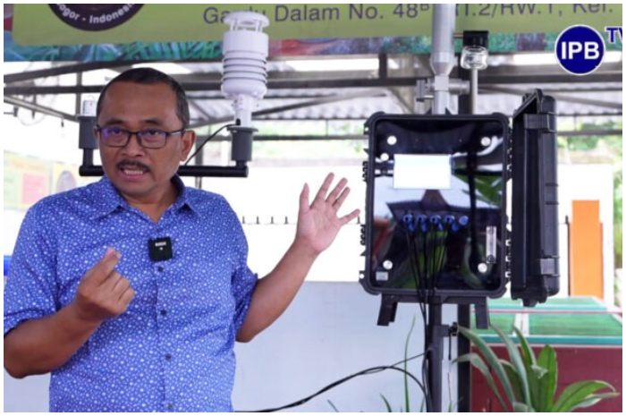 Peneliti IPB University saat memperkenalkan AQIMOS alat untuk memantau kualitas udara secara real-time dengan cara yang lebih cepat, praktis, dan ekonomis dibandingkan perangkat konvensional.