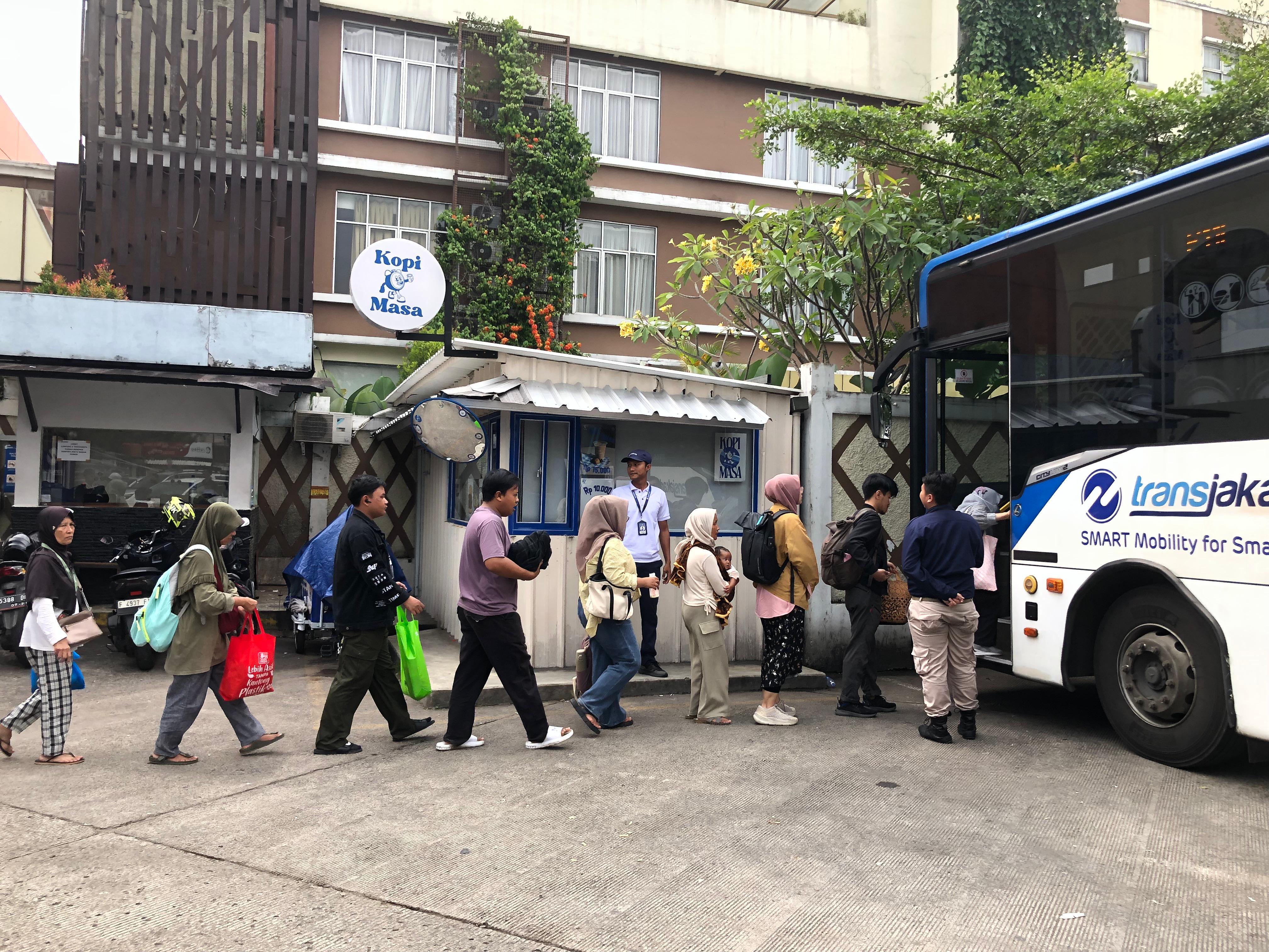 Antrean warga di Halte Damri Botani Square, Kota Bogor, yang hendak mengunnakan Transjabodetabek.