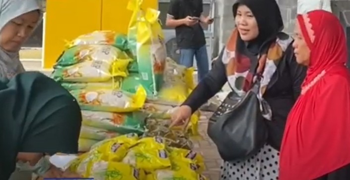 Ilustrasi penyaluran bantuan beras 10 kg kepada KPM Bogor