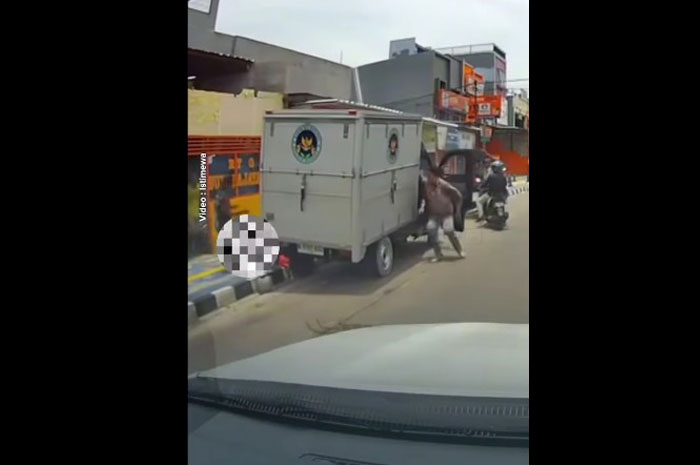 Tangkapan layar video mobil box berlogo BGN saat menabrak pemotor lawan arah di Kota Depok.