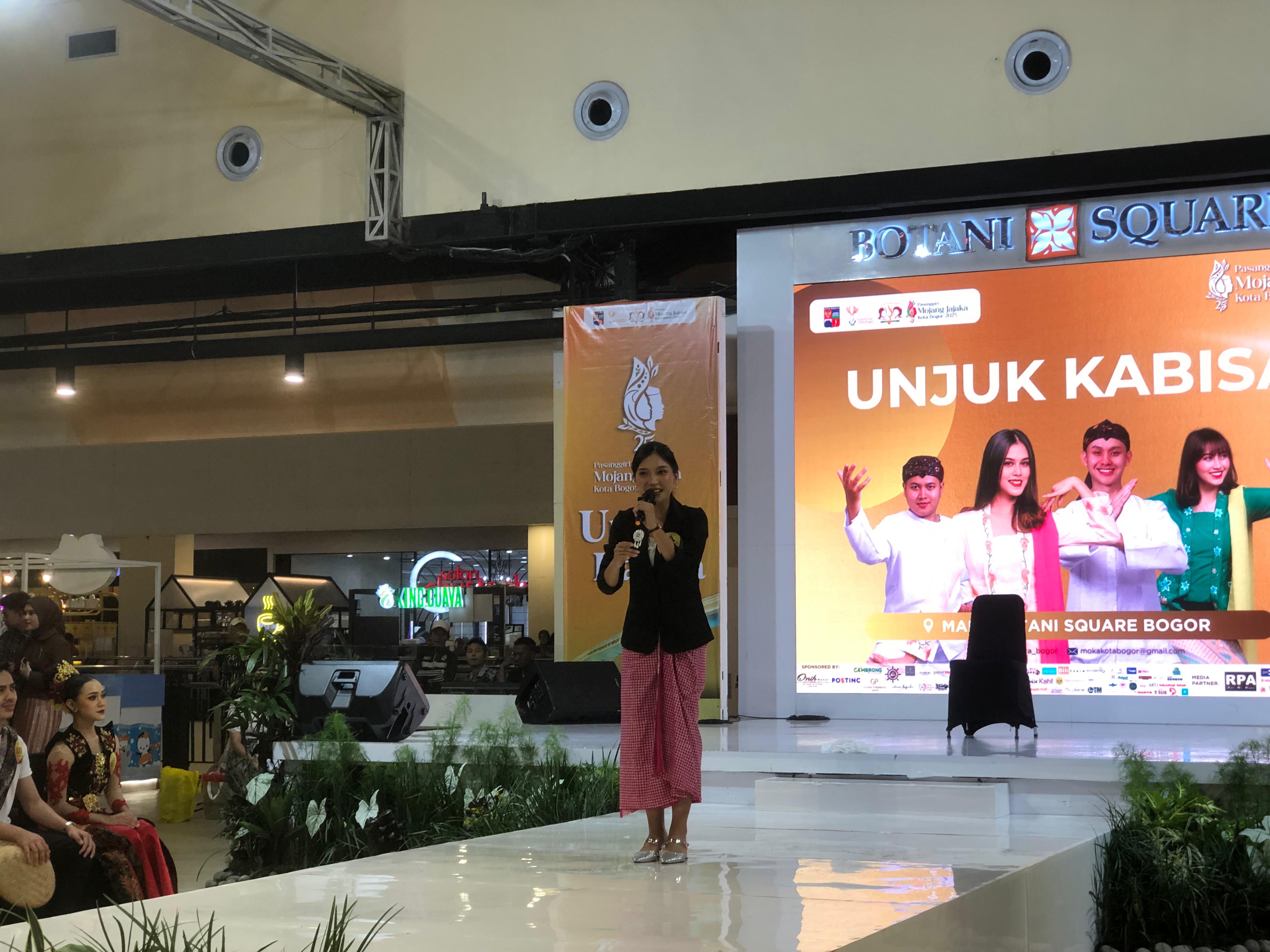 Salah satu peserta Pasanggiri Mojang Jajaka Kota Bogor, yang tengah menunjukan bakatnya di Mal Botani Square, Minggu 6 Oktober 2025.