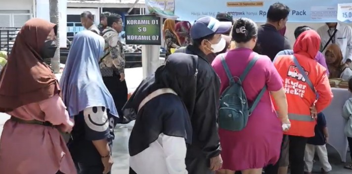 Ilustrasi penyaluran bansos PKH plus kepada KPM dan bantuan beras