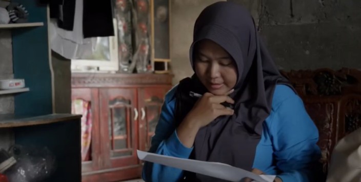 Ilustrasi verifikasi KPM penerima KKS Merah Putih  sebelum pencairan bansos