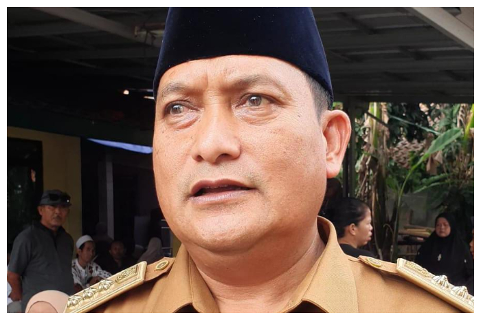 Camat Cibinong, Acep Sajidin saat dimintai keterangan.