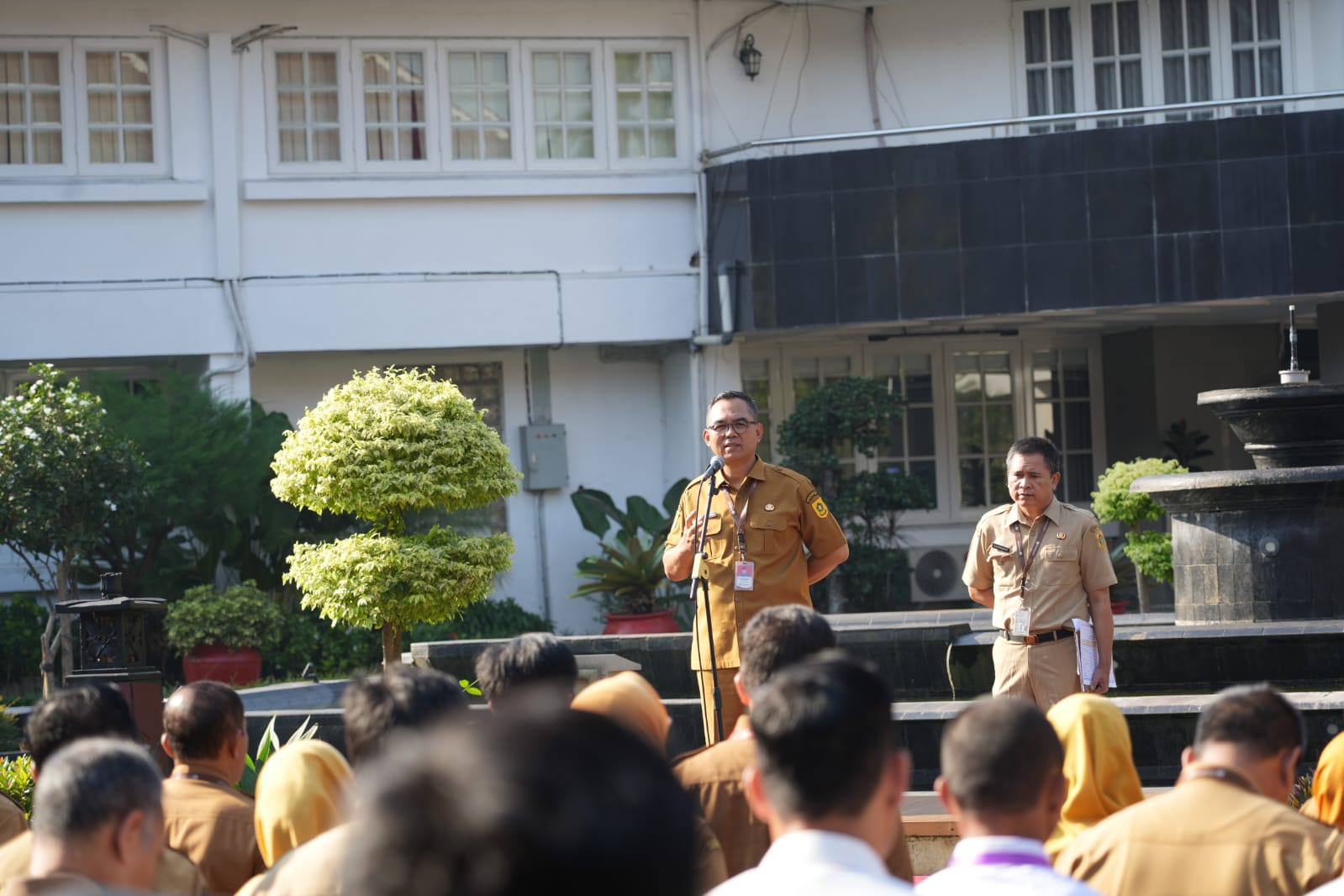 Sekretaris Daerah Kabupaten Bogor, Ajat Rochmat Jatnika saat memimpin apel pagi di halaman kantor Bupati Bogor.