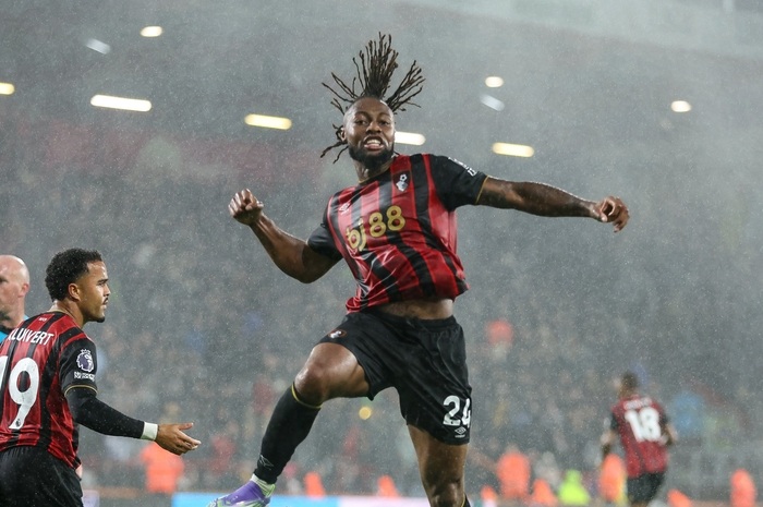 Antoine Semenyo berselebrasi pasca mencetak gol ke gawang Fulham.