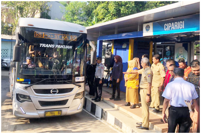 Peresmian oprasional Biskita Transpakuan Koridor 5 dan 6 di Halte Ciparigi Kota Bogor.