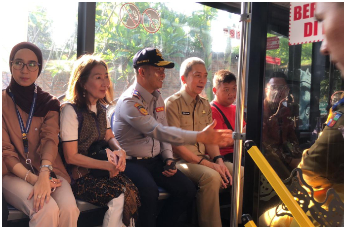 Wali Kota Bogor Dedei Rachim saat menaiki Biskita Transpakuan di Koridor 5.