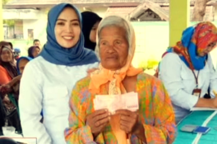 BANTUAN LANGSUNG TUNAI: KPM lansia yang memperlihatkan KKS miliknya.