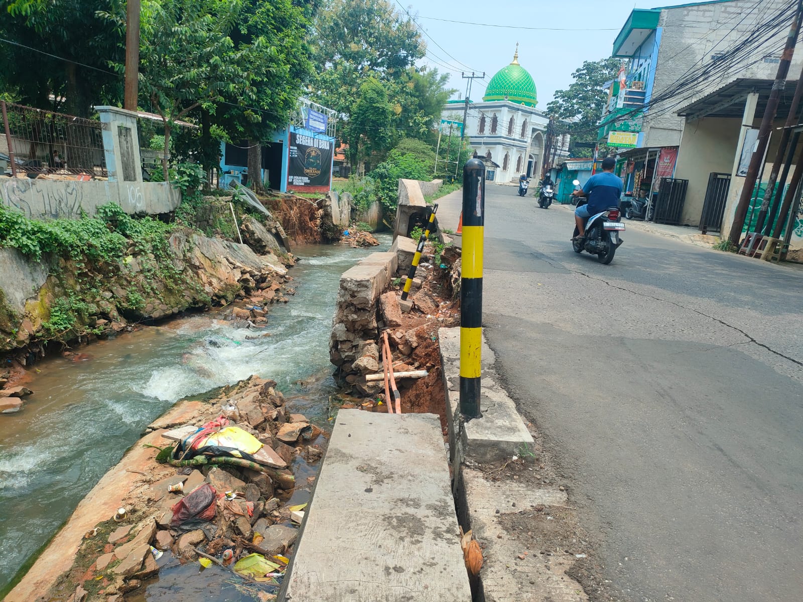 Kondisi tebing Jalan Pitara Raya, Kota Depok, yang longsor belum juga diperbaiki.