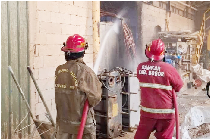 Proses pemadaman mesin trafo yang terbakar akibat korsleting listring di PT YHC Keramika Indonesia, Klapanunggal, Bogor.