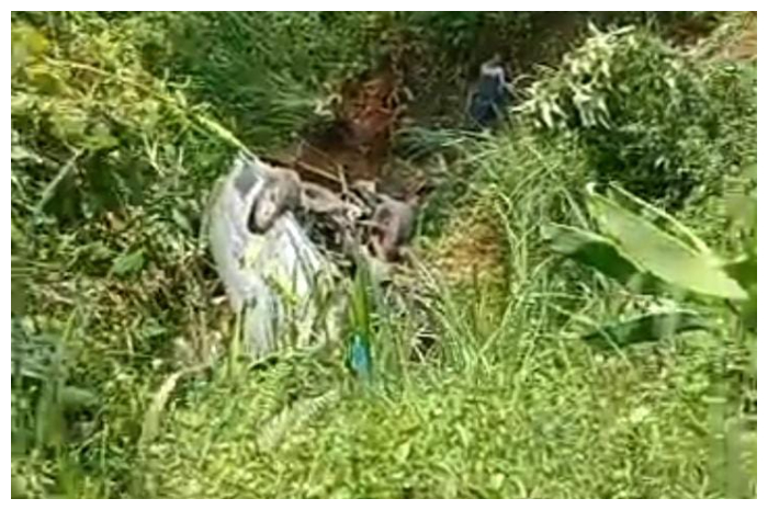 Kendaraan yang ditumpangi warga Cibinong, Kabupaten Bogor, mengalami kecelakaan di Jalan Raya Sedayu, Lampung.