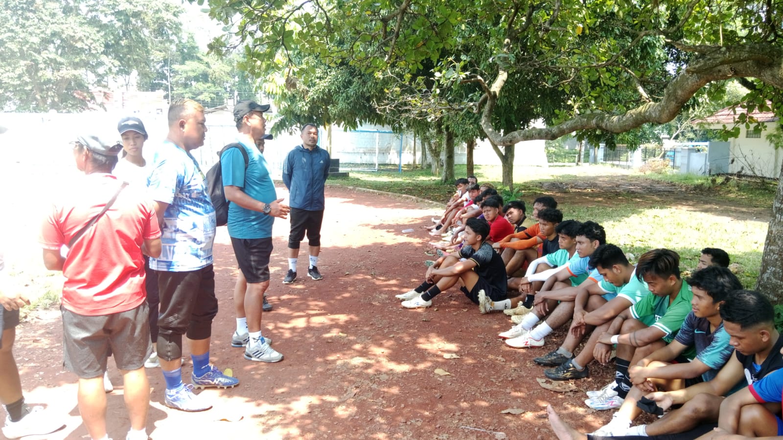 Pelatih PSB Bogor, Powan Ngadi memberikan instruksi kepada para pemain.