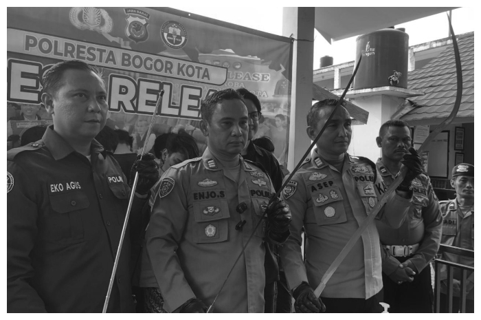 Kapolsek Bogor Utara, AKP Enjo Sutarjo menunjukan senjata tajam yang digunakan para pelaku untuk membacok anggota kepolisian.