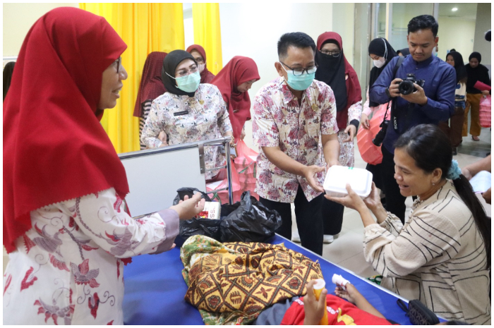 Pejabat Struktural RSUD Raden Mohamad Noh Nur saat membagikan nasi box kepada keluarga pasien.