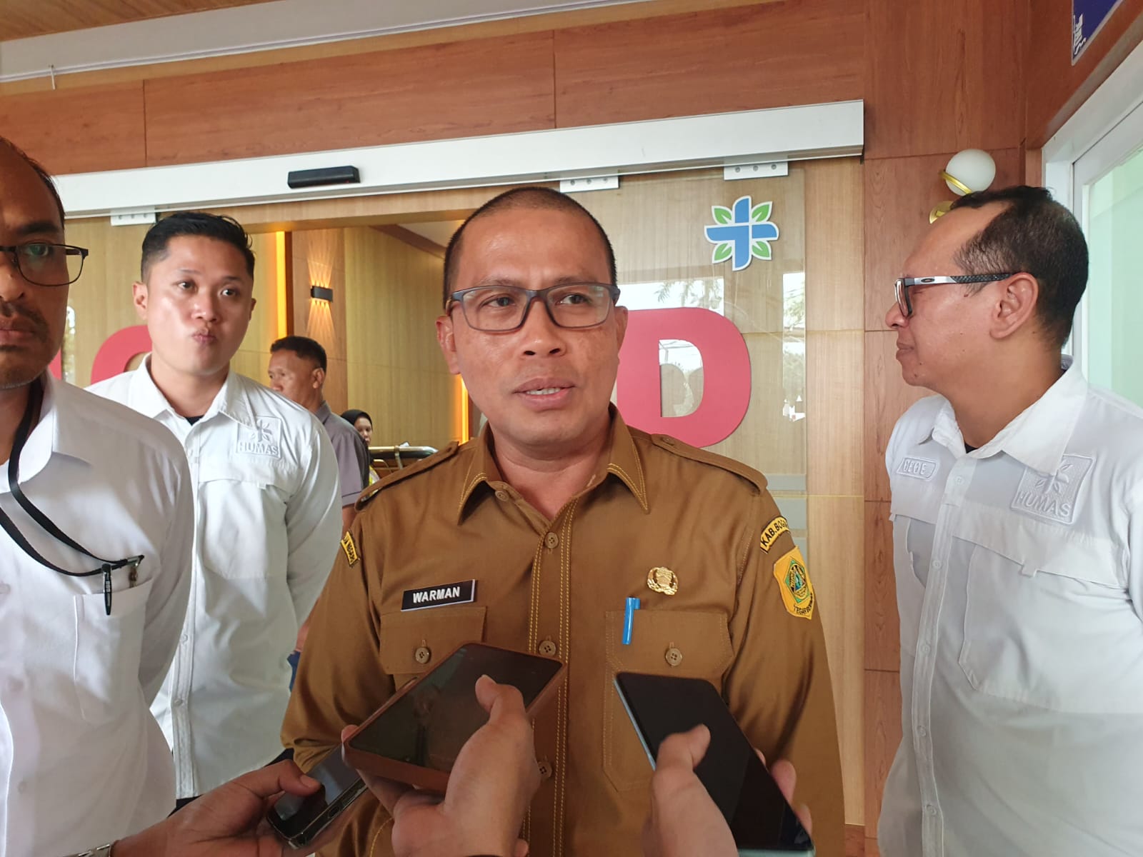 Wakil Direktur Administrasi RSUD Bakti Pajajaran, Warman saat dimintai keterangan.