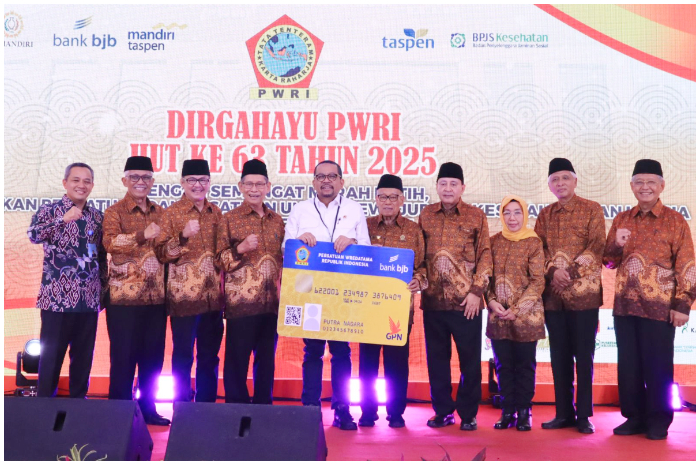 bank bjb meluncurkan Kartu ATM Co-Branding bertepatan dengan peringatan HUT ke-63 PWRI di Gedung Graha Wredatama, Jakarta Selatan.