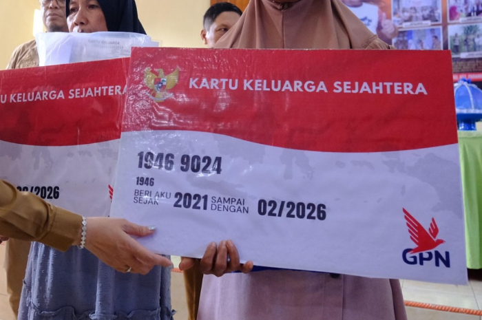 Ilustrasi: Penyaluran bantuan sosial (bansos).