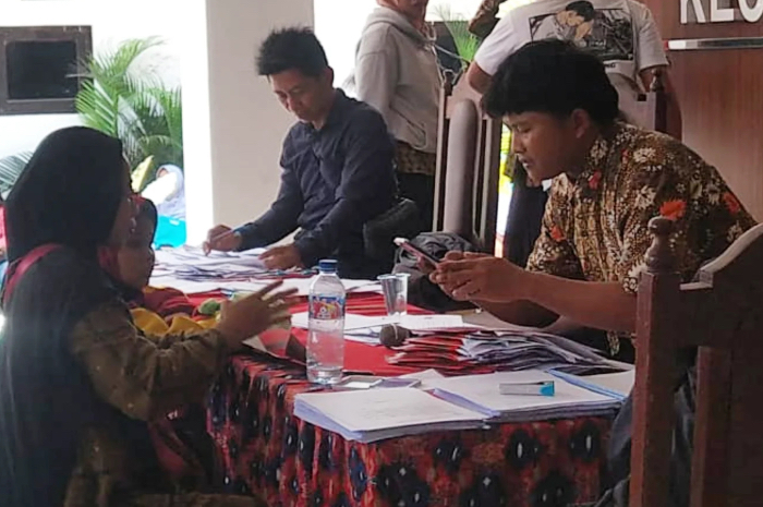 Ilustrasi penyaluran bantuan sosial (bansos).