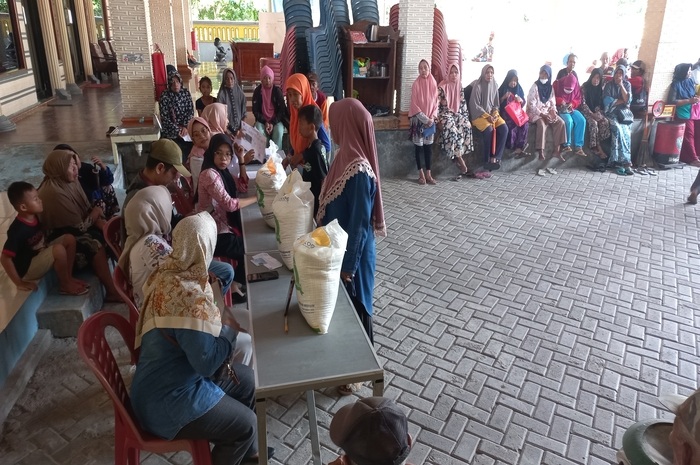 KPM antre bansos PKH, BPNT, dan beras 20 kg