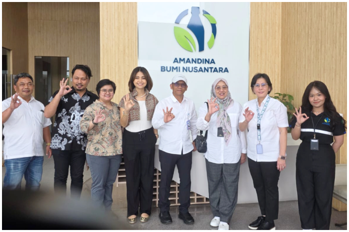 Staf Ahli Menteri Lingkungan Hidup saat mengunjungi industri daur ulang Amandina Bumi Nusantara di Bekasi.