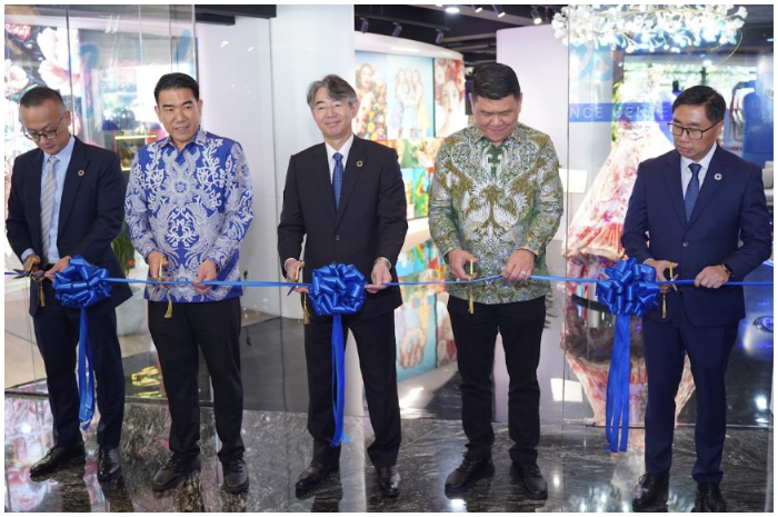 Presiden Seiko Epson Corporation Junkichi Yoshida saat meresmikan PIN Experience Center PT Pasifik Internusa (PIN).