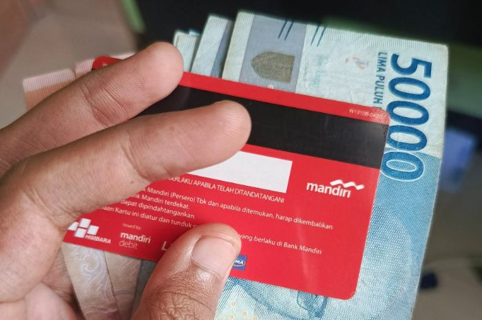 Ilustrasi kartu KKS Mandiri dan uang bansos BPNT