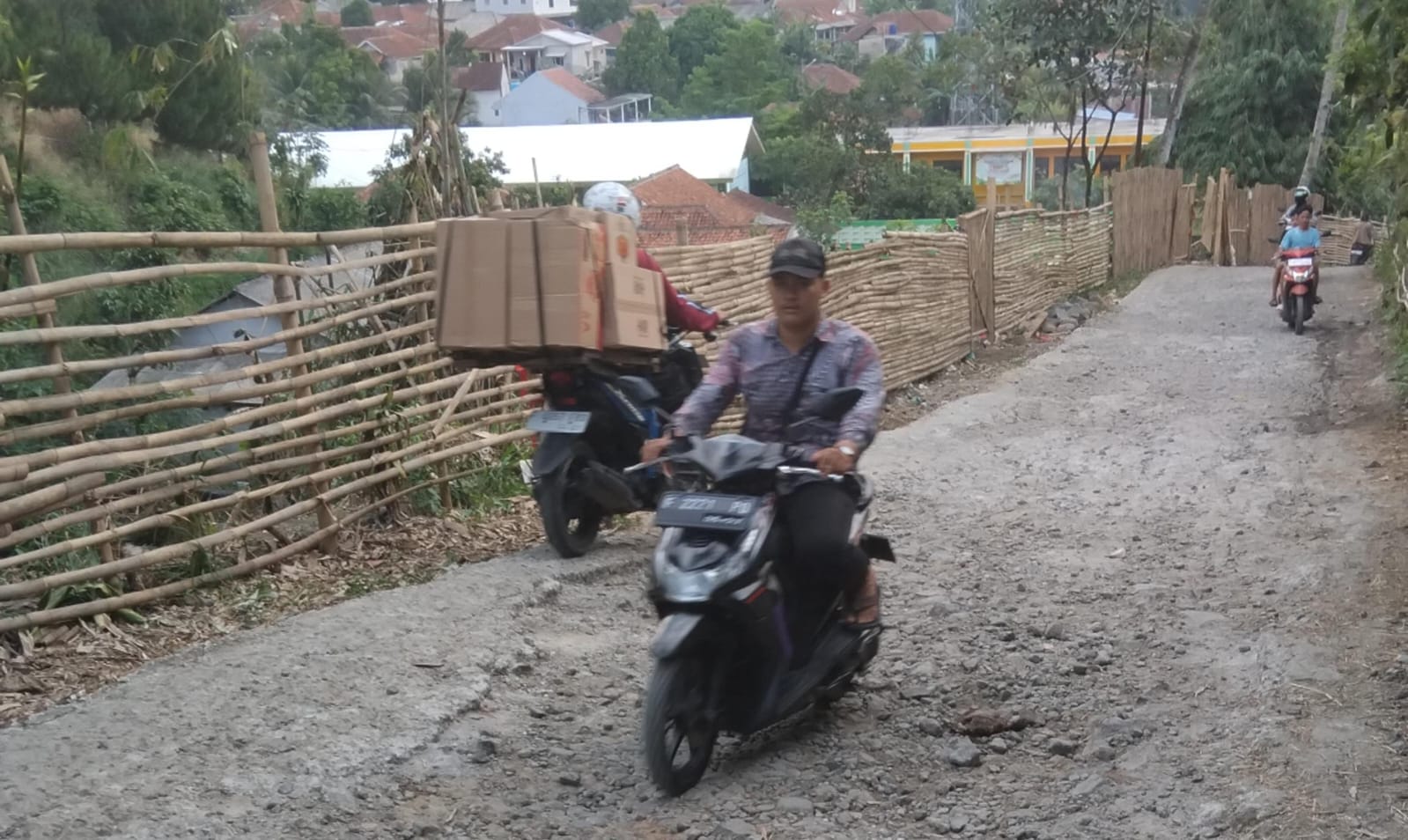 Kondisi Jalan Cihideung, Desa Purwasari, Kecamatan Dramaga, Kabupaten Bogot, rusak parah, Selasa 7 Oktober 2025.
