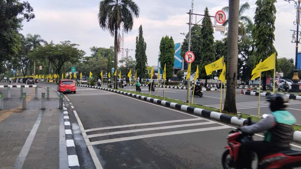 Bendera parpol yang terpasang disepanjang Jalan Tegar Beriman, Kecamatan Cibinong, Kabupaten Bogor, Selasa 7 Oktober 2025.