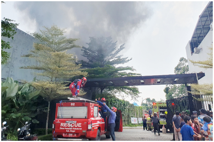 Kebakaran yang terjadi di sebuah pabrik di Jalan Raya Cikaret, Cibinong, Kabupaten Bogor Selasa 7 Oktober 2025.