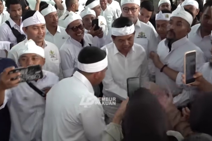 Para anggota KADIN berfoto bersama dengan Gubernur Jawa Barat, Dedi Mulyadi.